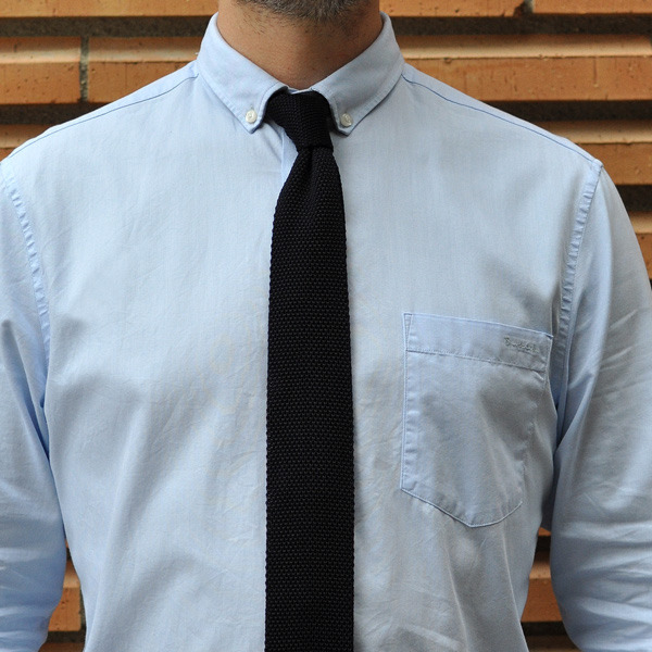 Matcha blå slips med blå skjorta